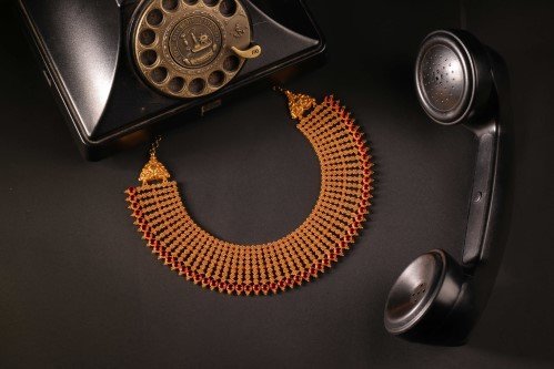 Artisan crafting gold jewellery